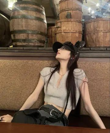 레이디의 부드러운 상의를 녹여보세요.