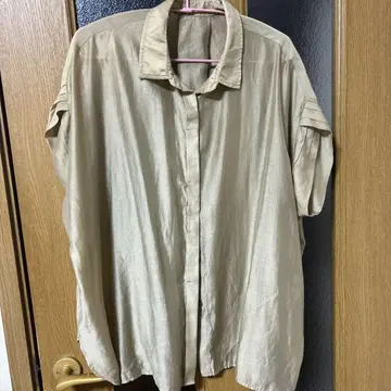 깨끗한 느낌의 베이지 셔츠