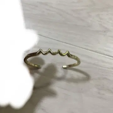 웨이브 디자인 골드 컬러 오픈 뱅글