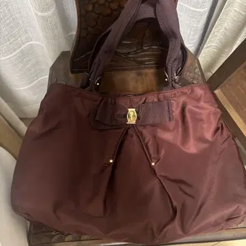 페라가모 리본 포함 핸드백 새상품급