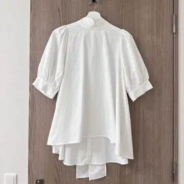 하이넥 리본 포함 반팔 퍼프 슬리브 블라우스