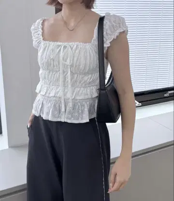 mline 셔링 프렌치 블라우스