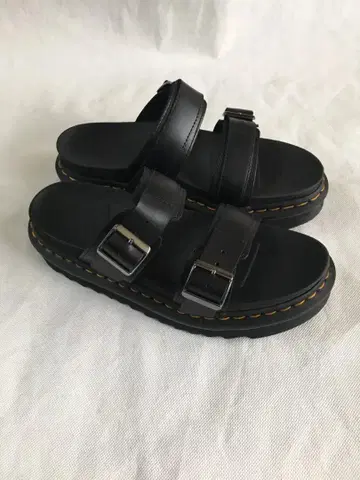 미사용 새상품 Dr.Martens 통굽 샌들 블랙 27cm