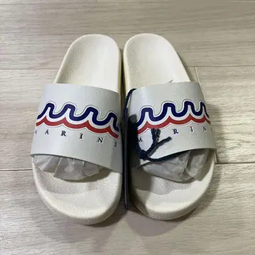 화이트 비치 샌들 파도 무늬