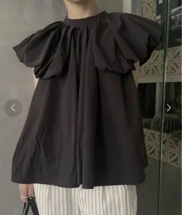 아메리 볼룬 숄더 블라우스