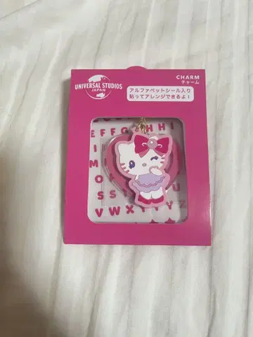 유니버셜 헬로키티 참 핑크 알파벳