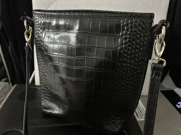 크로커다일형 블랙 숄더백