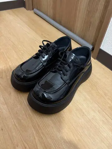 블랙 통굽 레이스업 신발