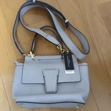 Gianni Armani. 그레이 가죽 숄더백 스트랩 포함