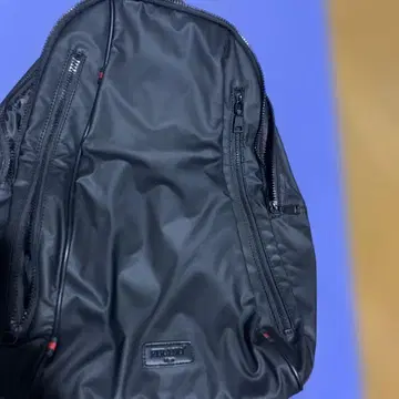 블랙 백팩 심플한 디자인