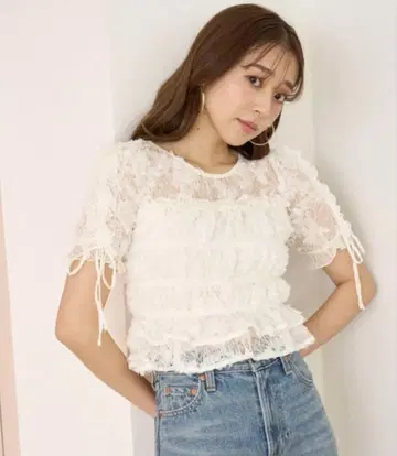 컷 레이스 셔링 블라우스
