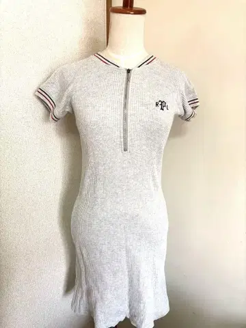 랄프 로렌 지퍼가 달린 그레이 원피스