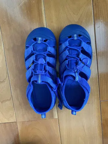 파란색 샌들 keen