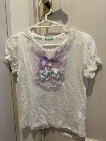 나일 퍼치 프릴 리본 포함 티셔츠