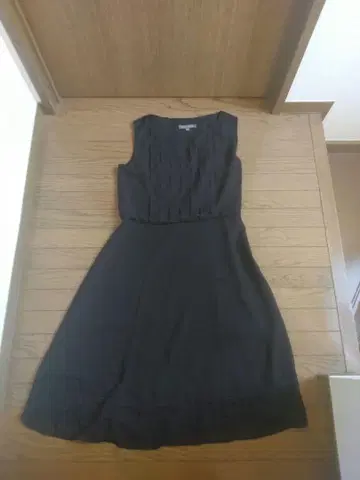 LAURA ASHLEY 블랙 슬리브리스 무릎 기장 원피스