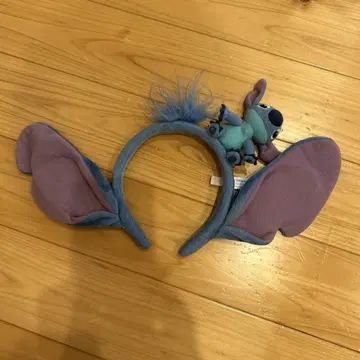 스티치 귀가 달린 머리띠