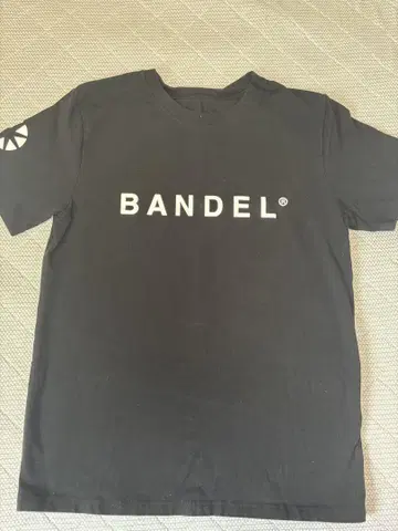 Bandel 블랙 티셔츠 애슬레틱 컷