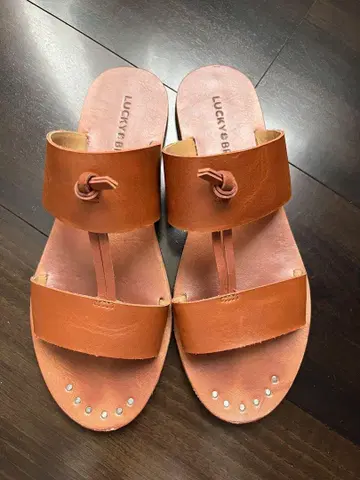 LUCKY BRAND 브라운 플랫 샌들
