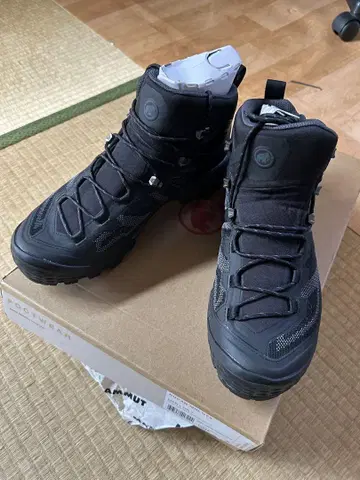Mammut 미드 컷 등산화 블랙 25.5cm