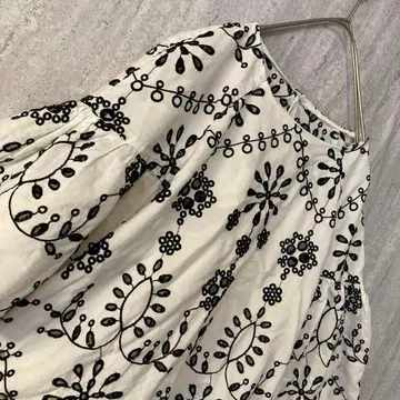 레트로 블라우스 꽃무늬 펀칭 레이스 귀여운 숏 기장 화이트