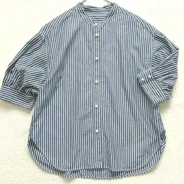 Spick and Span 밴드 카라 블라우스 스트라이프 펄 버튼