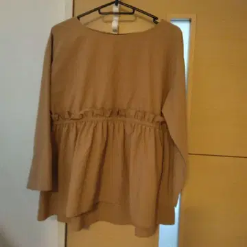 naturalbeautybaicic 베이지 프릴이 달린 긴팔 상의
