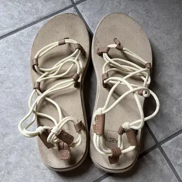 Teva 베이지 스포츠 샌들