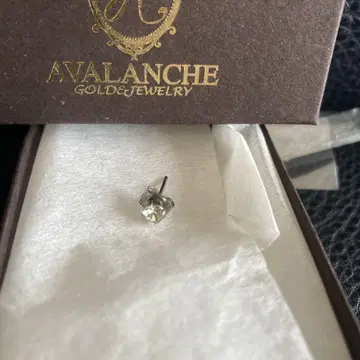 AVALANCHE 스터드 귀걸이 크리스탈 아발란치