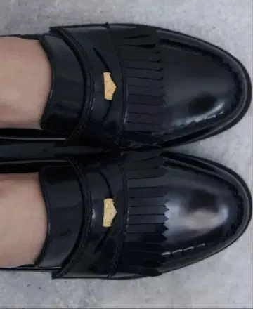 ZARA 메탈 디테일 플랫 로퍼