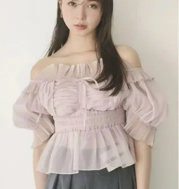 snidel 개더 프릴 오프숄더 블라우스