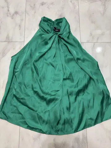 택 포함 새상품 ZARA 홀터넥 그린 상의 S 그린