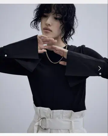 Adam et rope 커프스 리브 풀오버 플레어 슬리브 블랙