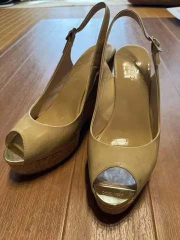 JIMMY CHOO 베이지 에나멜 웨지 샌들 40