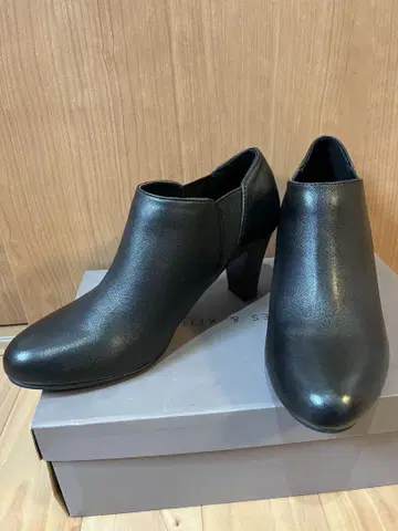 ALPHA CUBIC 블랙 부티 미들 힐