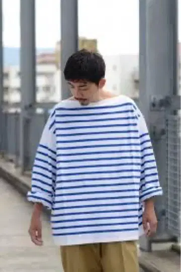 Outil 화이트/파랑 스트라이프 긴팔 티셔츠 바스크 셔츠