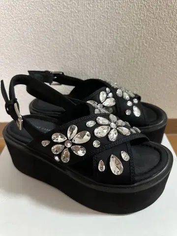 크리스탈 장식 블랙 플랫폼 샌들