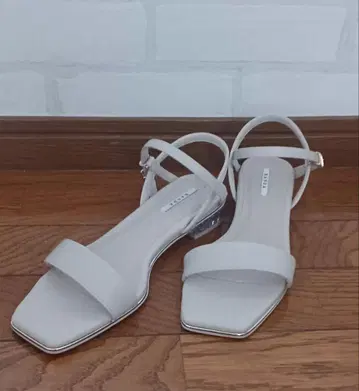 새상품급 랜다 스트랩 샌들 클리어 힐