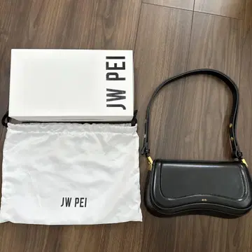 JW PEI 블랙 숄더백