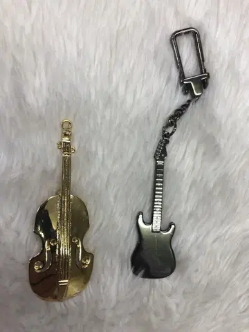 새상품 보관품 바이올린과 기타 고유명사 금속제 키링&브로치