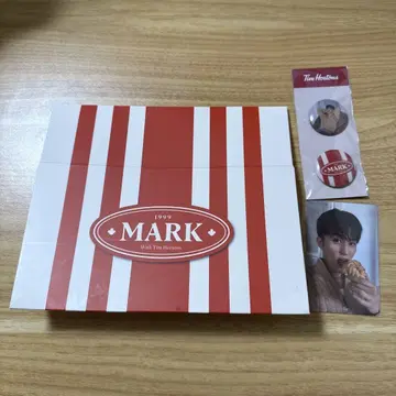 Tim Hortons MARK 콜라보 상품 배지와 카드 포함