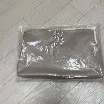 스콧 클럽 비쥬가 장식된 베이지 클러치 백
