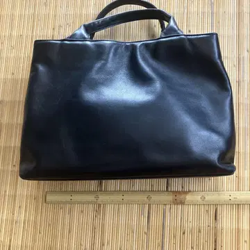 블랙 가죽 핸드백