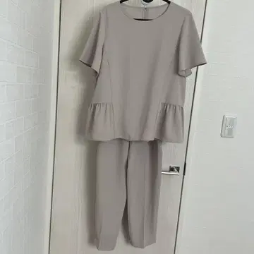 베이지 페플럼 셋업