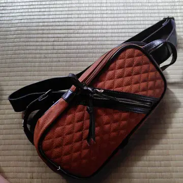 브라운 퀼팅 바디백