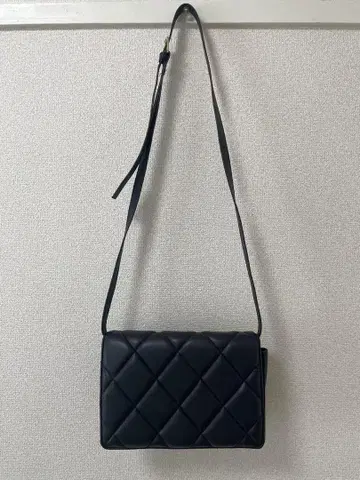 H&M 퀼팅 숄더백 내부 포켓 부착 블랙
