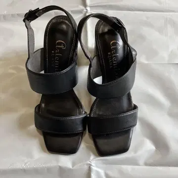 Diana 블랙 스트랩 샌들