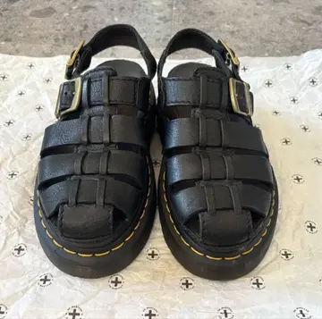 Dr.martens 샌들 WRENLIE