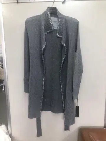 비쥬가 달린 그레이 리브 니트 롱 가디건