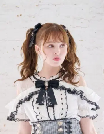 LIZLISA 오픈 숄더 프릴 블라우스