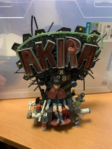 맥팔렌 토이즈 AKIRA 아키라 대각 피규어
